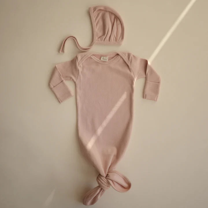 Mushie - Babyschlafanzug geknotet rosa - AURYN Shop