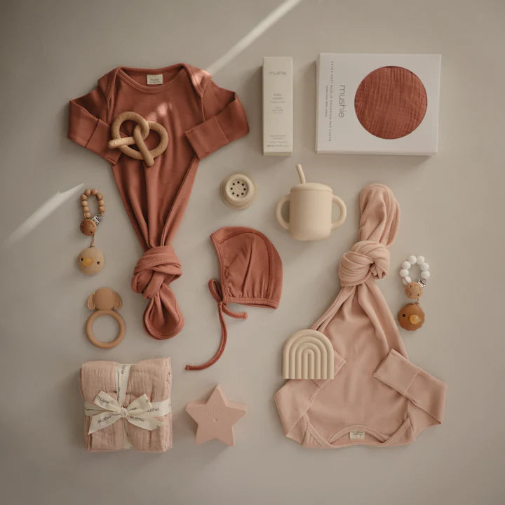Mushie - Babyschlafanzug geknotet rosa - AURYN Shop