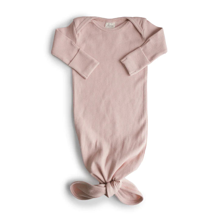 Geknoteter Babyschlafanzug aus Bio-Baumwolle wurde speziell für Neugeborene gefertigt und verfügt über einen verstellbaren Bindeverschluss, umklappbare Ärmelbündchen und Schulterüberlappungen. Das geknotete Design hält die Füße des Babys sicher und vereinfacht das häufige Windelwechseln. Mit unserem Rippstrickstoff bleibt Ihr Baby die ganze Nacht über bequem und kuschelig