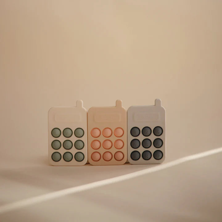 Mushie - Drückspielzeug Telefon blau - AURYN Shop