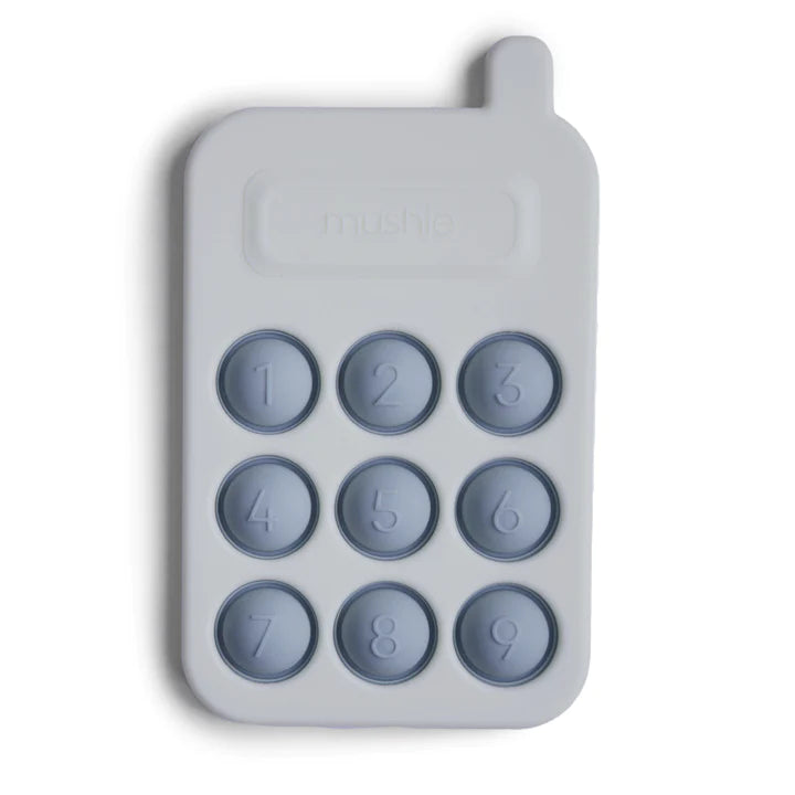Kunstvolles Babyspielzeug Babytelefon von Mushie, das die Feinmotorik fördert. Aus lebensmittelechtem Silikon.