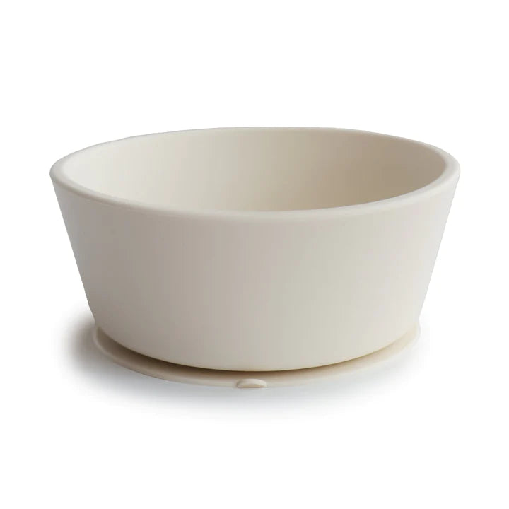 Diese in Schweden entworfene Bowl von Mushie für Mädchen und Jungen aus Silikon verfügt über eine Saugkraft, die sie an Ort und Stelle hält und das Verschütten minimiert, während Ihre Kleinen lernen, selbst zu essen. Durch das lebensmittelechte Silikonmaterial können Sie Lebensmittel sicher direkt in der Schüssel erwärmen – ohne sich Sorgen machen zu müssen, dass es für die Finger Ihres Babys zu heiß wird. 