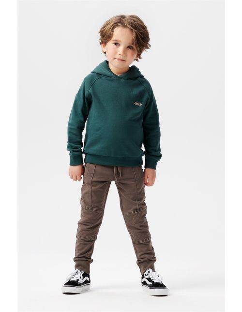 Dieser Kapuzenpulli aus der Noppies Kids Kollektion ist ein Favorit für die neue Saison. Auf der Brust befindet sich ein dezentes Noppies Logo mit einem Lagerfeuer darüber. Die Kapuze des Pullovers Keokuk ist herrlich warm.
