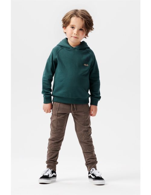 Dieser Kapuzenpulli aus der Noppies Kids Kollektion ist ein Favorit für die neue Saison. Auf der Brust befindet sich ein dezentes Noppies Logo mit einem Lagerfeuer darüber. Die Kapuze des Pullovers Keokuk ist herrlich warm. 