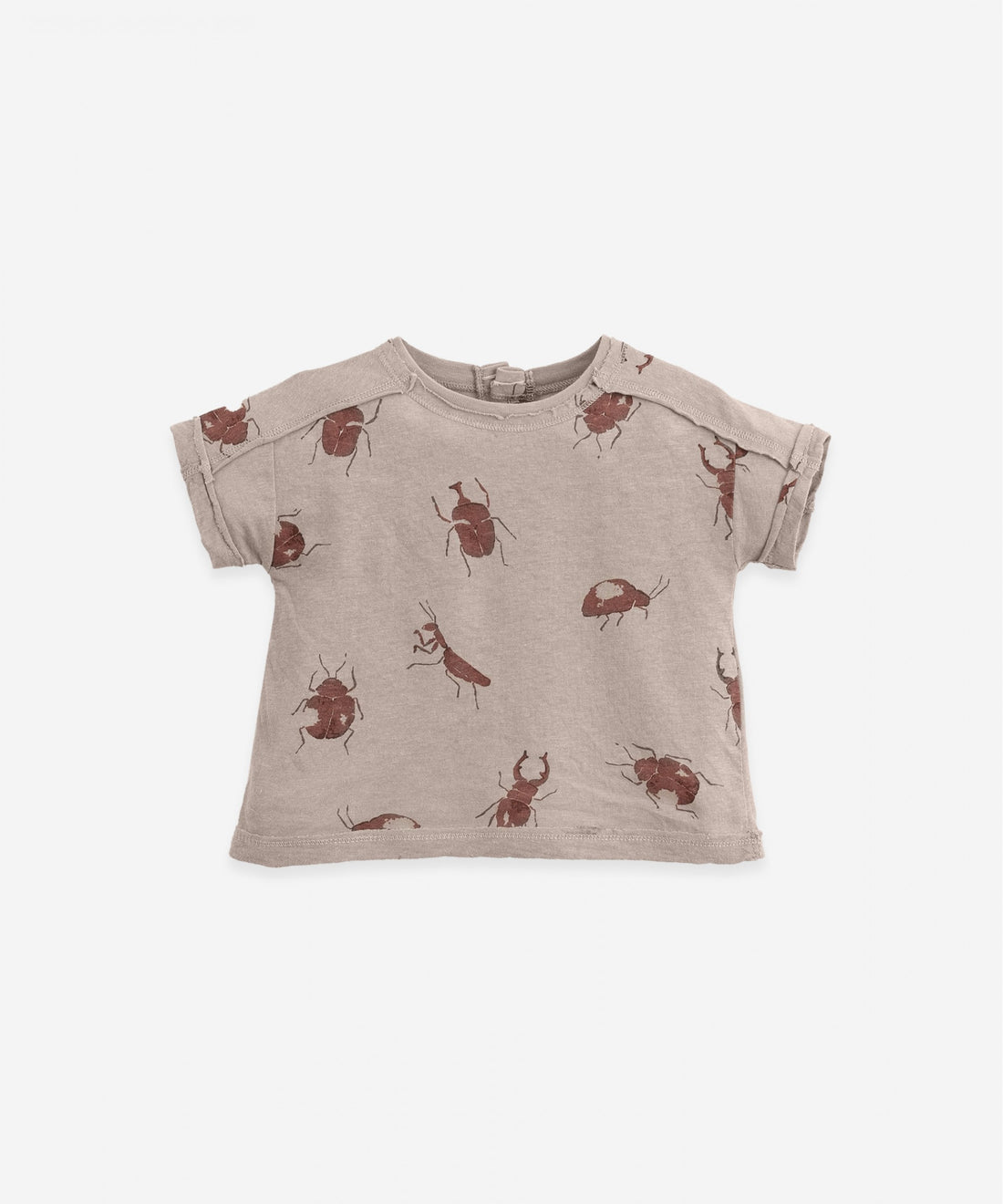 Dieses T-Shirt besteht aus Bio-Baumwolle und Leinen mit Jersey-Stich. Das Modell hat kurze Ärmel und einen Rundhalsausschnitt sowie eine Rückenöffnung mit Kokosknöpfen und unserem Käfer-Print.