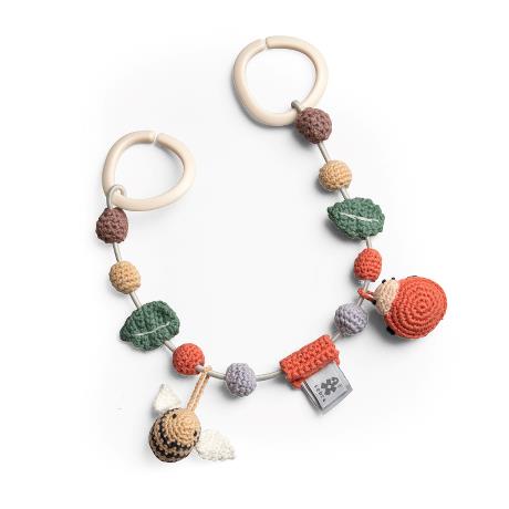 Von Hand gehäkelte Kinderwagenkette mit Figuren aus Bio-Baumwolle aus der Pixie-Land-Kollektion von Sebra – einer Kollektion, die von den Miniwesen „Pixies“ und den vielen Freuden des Waldbodens erzählt.